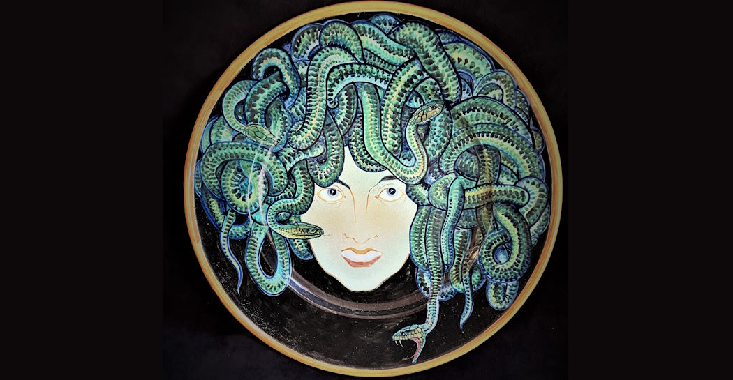 Virgilio Retrosi, Piatto con Medusa, 1928  terracotta dipinta e invetriata, Ø cm 46,5, h cm 7,5  Collezione Fulvia e Jacopo Vizioli Roma
