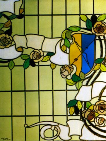 Vetrate d’arte Giuliani su bozzetto di Vincenzo Fasolo (attr.), La Primavera. Rose e stemma con arco e freccia